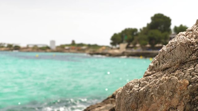 Spanien Mallorca Bucht mit Wellen und Gischt 