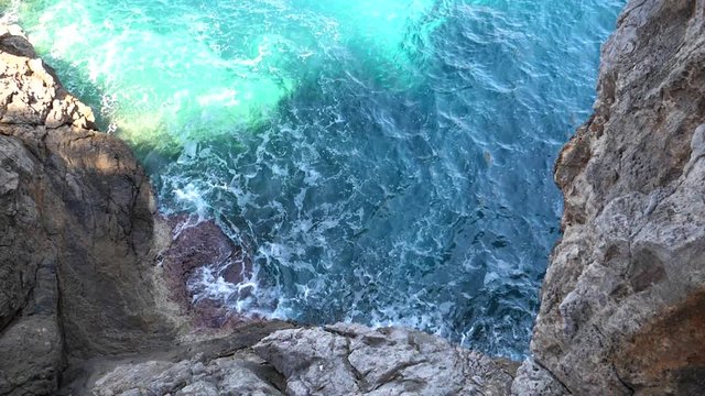 Mallorca Spanien Bucht mit Wellen und Felsen in Zeitlupe