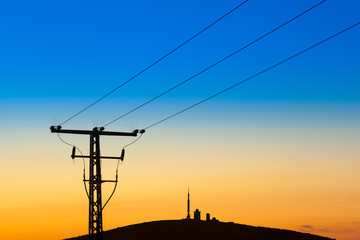 Gittermast mit Blick zum Wahrzeichen des Harz dem Brocken