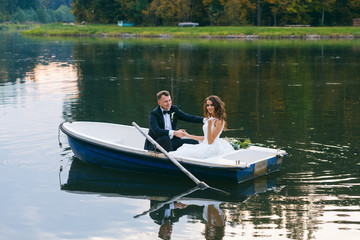 The bride and groom in a rowboat on the lake