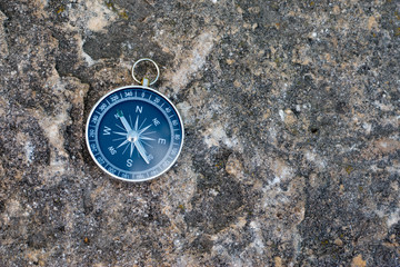 Kompass, grauer Steinuntergrund