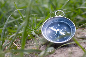 Kompass liegend im Gras