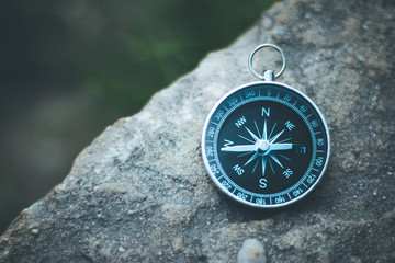 Kompass, grauer Steinuntergrund