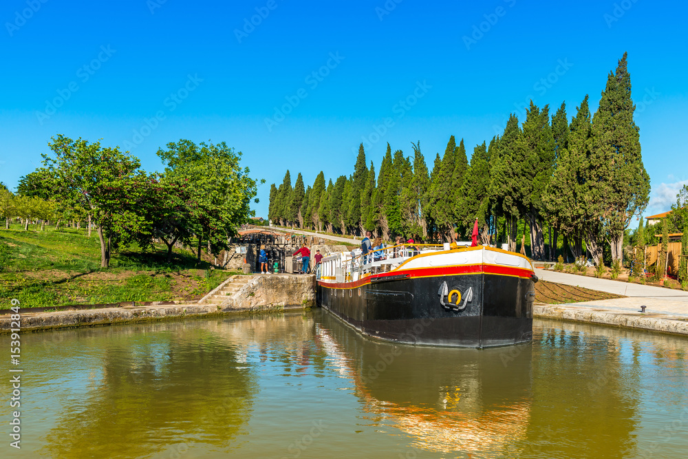 1000_F_153912849_YGDvyd9yLS53VihAbiD93KQ2hE7h5dQT.jpg