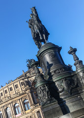 König-Johann-Denkmal vor der Semperoper in Dresden