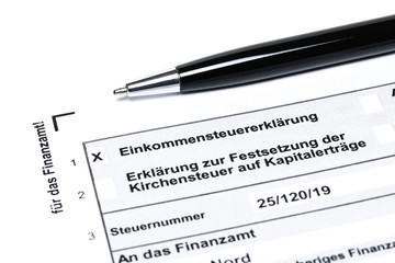 Einkommensteuererklärung Formular mit Kugelschreiber