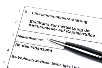 Einkommensteuererklärung Formular mit Kugelschreiber