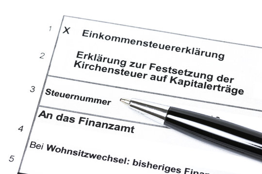 Einkommensteuererkl&auml;rung Formular mit Kugelschreiber