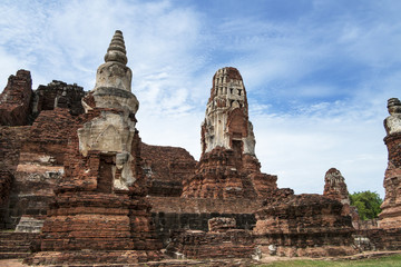 Fototapeta na wymiar Ruin of old temple in Ayudhaya Historical park, world heritage of Thailand.
