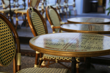 Mesas de un bar y restaurante en Francia.