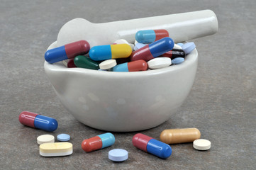 Mortier rempli de médicaments avec un pilon