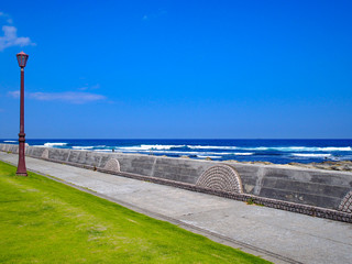青い空と海