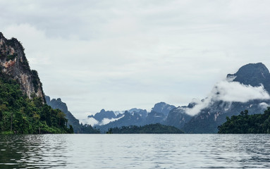 Obraz premium Mountains at Khao Sok National Park