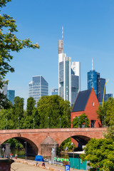 Frankuft am Main, Ansicht vom Sachsenhäuser Ufer. Rechts unten der Portikus (Ausstellungshalle)...
