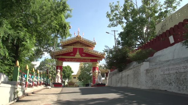 Sagaing, Swan Oo Pon Nya Shin Pagoda, entrance