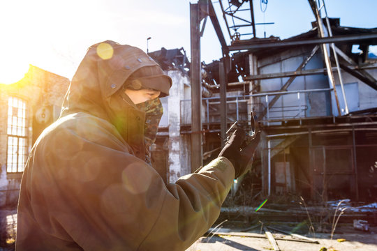 Mann in Milit&auml;rkleidung mit Kompass in Lost Place