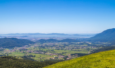 Vale e montanhas.