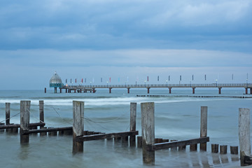 Fototapeta na wymiar Ostsee bei Zingst mit Seebrücke und Buhnen