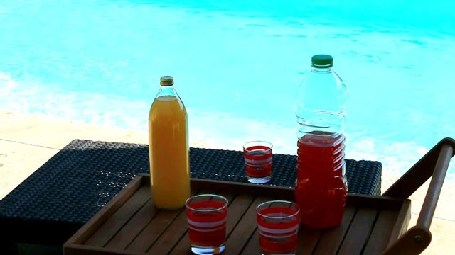 Rafraichissement au bord de la piscine
