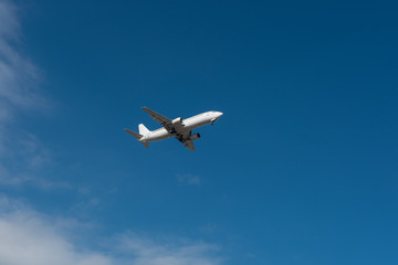 Fototapeta na wymiar Landendes Flugzeug bei gutem Wetter vor blauem Himmel