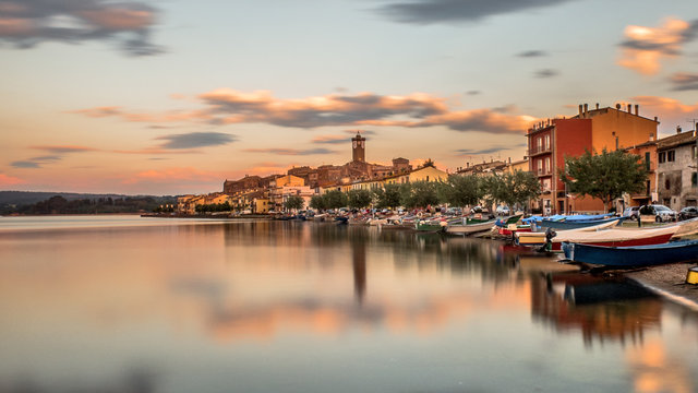 Tramonto su Marta con riflesso sul lago di Bolsena