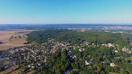 Vue aérienne de la commune de Morainvilliers Bures dans les Yvelines, France - obrazy, fototapety, plakaty