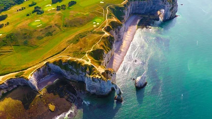  Photographie aérienne des falaises d'Etretat, en Normandie. La célèbre arche de calcaire blanche, France © altitudedrone