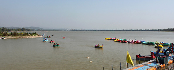 Indische Studenten fahren auf dem Sukhna Lake in Chandigarh Tretboot