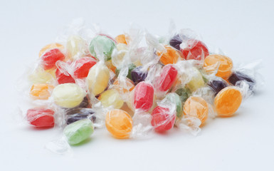bunte Bonbons auf weissem Hintergrund