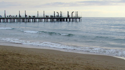 Lungomare affollato in spiaggia