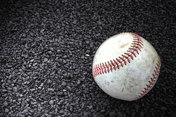 baseball auf dunklen schotter