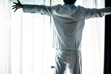 パジャマの男性,朝の光
