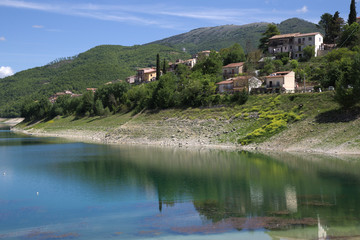 Fototapeta na wymiar lago del turano, veduta, rieti, lazio, italia