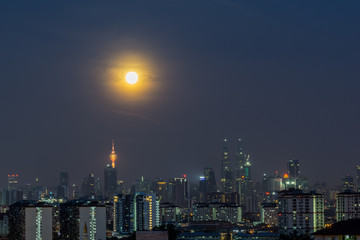 Obraz premium Moonshine over downtown Kuala Lumpur