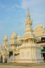 Fototapeta na wymiar White Temple in Chiang Rai, Thailand
