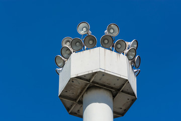 Diverse Megaphone auf einem hohen Mast © JFsPic