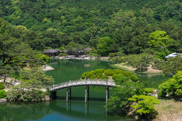栗林公園(香川県)　飛来峰から望む掬月亭、偃月橋　2017年5月撮影