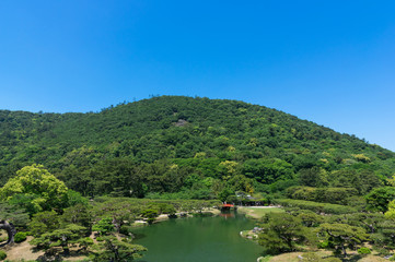 Fototapeta na wymiar 栗林公園(香川県)　芙蓉峰から望む北湖、梅林橋　2017年5月撮影