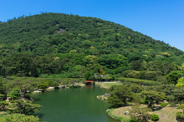 栗林公園(香川県)　芙蓉峰から望む北湖、梅林橋　2017年5月撮影