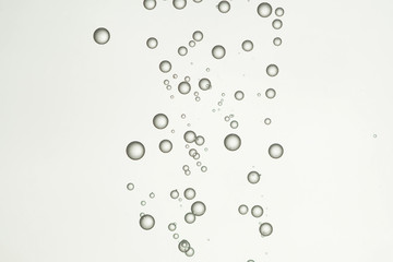 Fototapeta na wymiar Beautiflul water bubbles is fllowing over a grey background