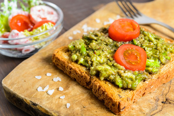 Wholegrain bread with avocado and spices and vegetable salad