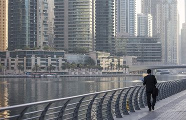 Obraz premium businessman walking in Dubai Marina