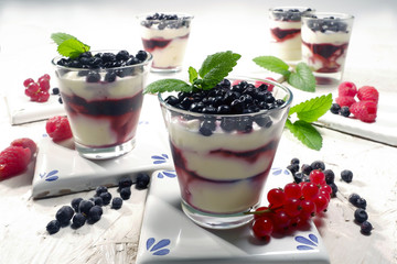 Dessert al mascarpone e frutti di bosco