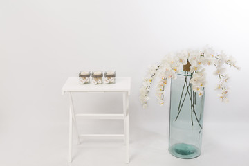 Orquídeas blancas y mesa con velas.