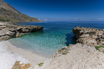 La piccola spiaggia Agliareddi all'interno della riserva naturale di Monte Cofano, Sicilia	