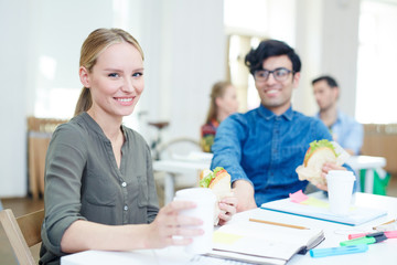 Obraz premium Adolescent student with drink and snack looking at camera