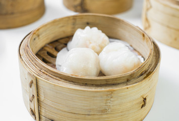 Fototapeta na wymiar Stream Shrimp and Pork Dumpling in bamboo basket