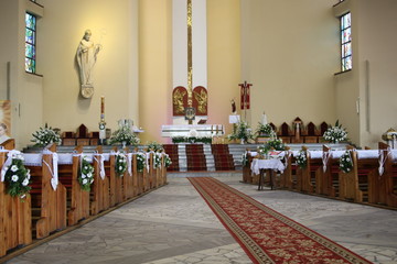 udekorowane wnętrze kościoła podczas uroczystości pierwszej komunii świętej