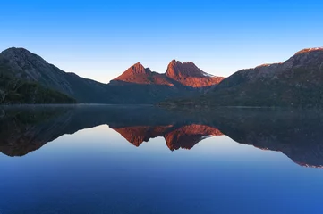 Zelfklevend Fotobehang Cradle Mountain Cradle Mountain-landschap perfect weerspiegeld in Lake Dove