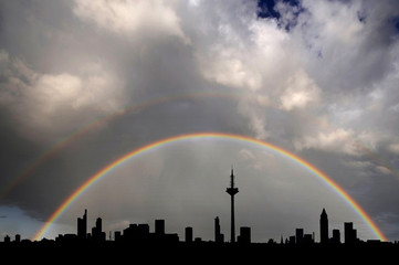 Regenbogen über der Skyline von Frankfurt